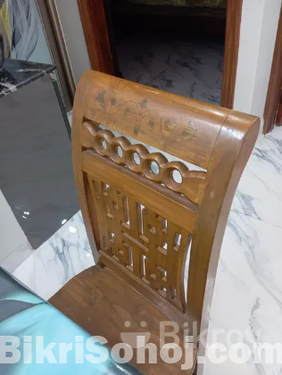 সেগুন কাঠের ছয় চেয়ারের একটি ডাইনিং টেবিল